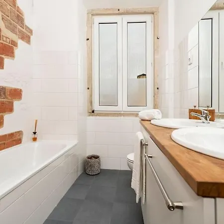 Rustic 2 Bed 5mins To Metro & Tram Lizbona