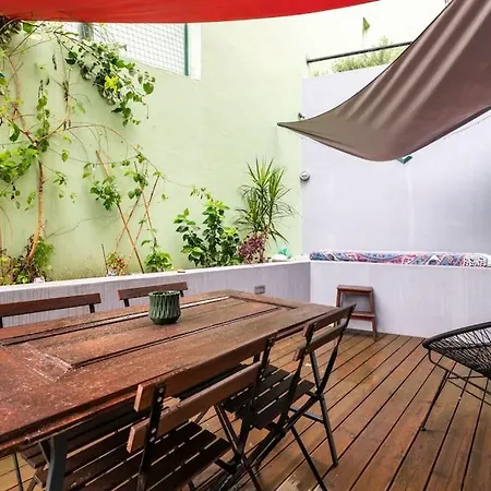 Rustic 2 Bed 5mins To Metro & Tram Lizbona