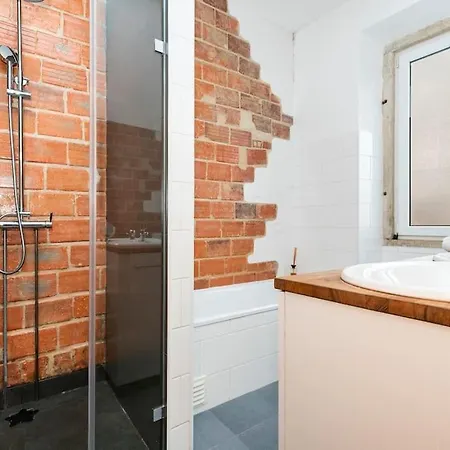 Rustic 2 Bed 5mins To Metro & Tram Apartament