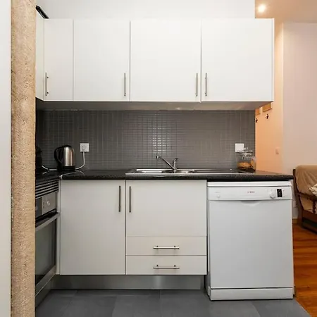 Rustic 2 Bed 5mins To Metro & Tram
