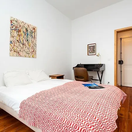 Rustic 2 Bed 5mins To Metro & Tram Apartament Lizbona