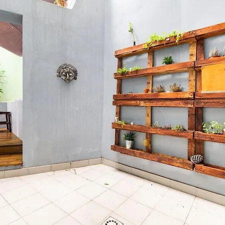 Rustic 2 Bed 5mins To Metro & Tram *