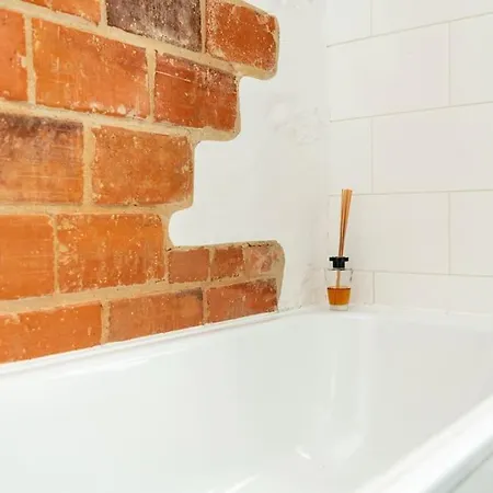 Rustic 2 Bed 5mins To Metro & Tram *