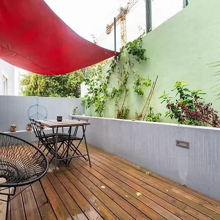 Rustic 2 Bed 5mins To Metro & Tram *