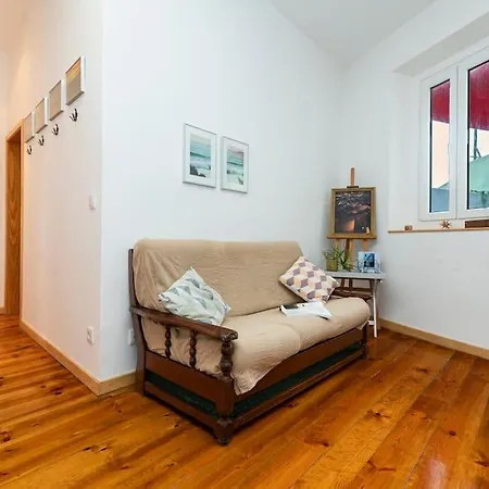 Rustic 2 Bed 5mins To Metro & Tram *