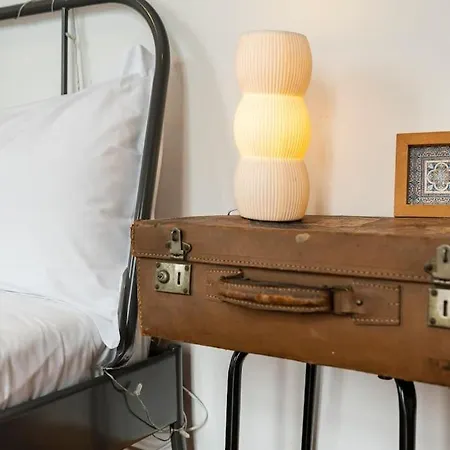 Rustic 2 Bed 5mins To Metro & Tram