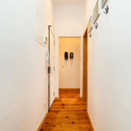 Rustic 2 Bed 5mins To Metro & Tram 아파트 리스본
