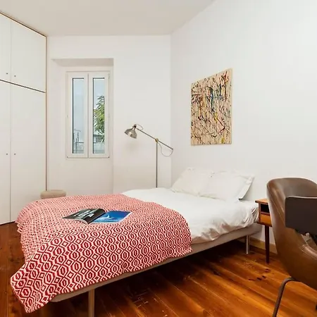 Rustic 2 Bed 5mins To Metro & Tram