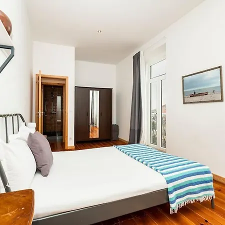 Rustic 2 Bed 5mins To Metro & Tram *