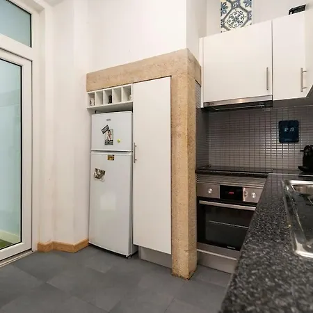 Rustic 2 Bed 5mins To Metro & Tram Apartment