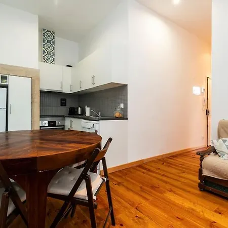 Rustic 2 Bed 5mins To Metro & Tram *
